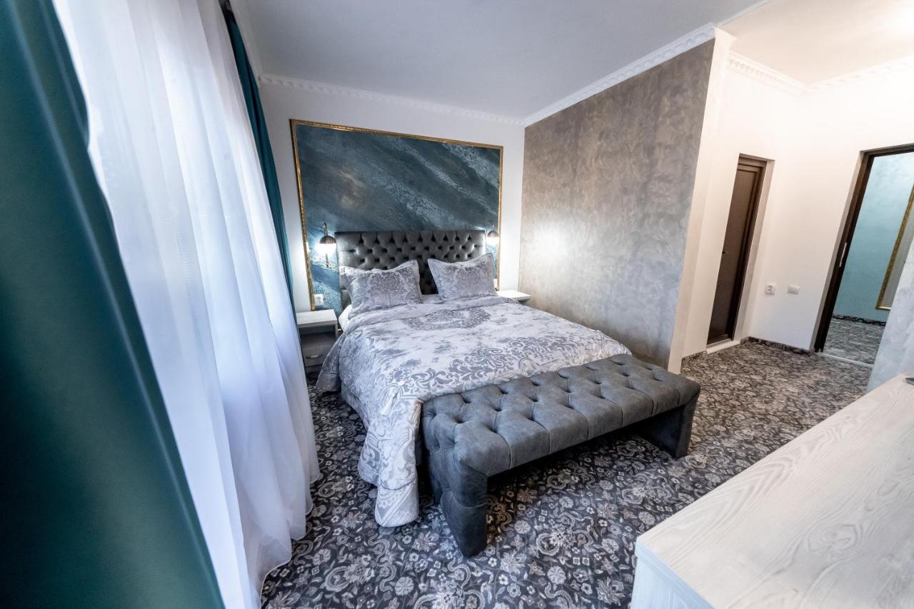 בוסטאני Suru Hotel & Restaurant מראה חיצוני תמונה